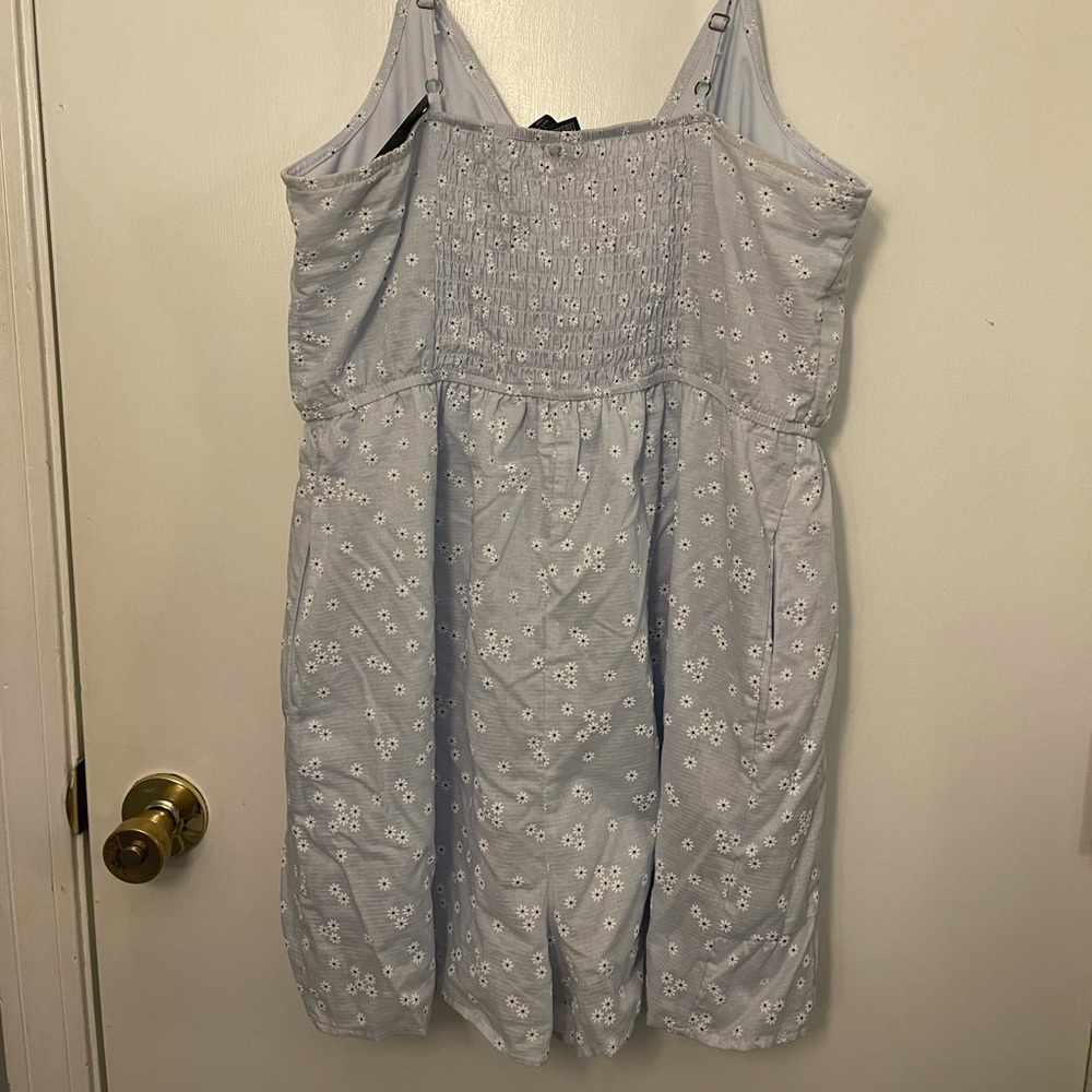 WHITE FLOWER ROMPER - Picture 3 of 4